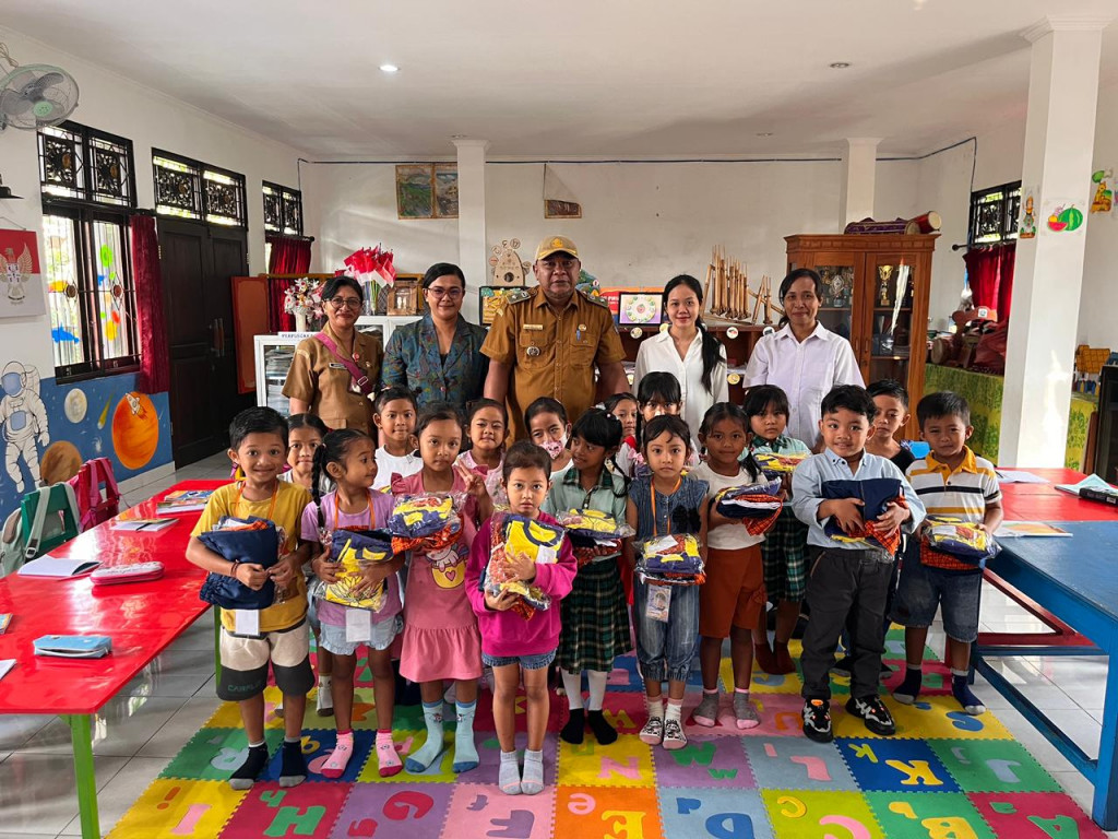 Serah Terima Seragam TK se-Desa Mekar Bhuwana